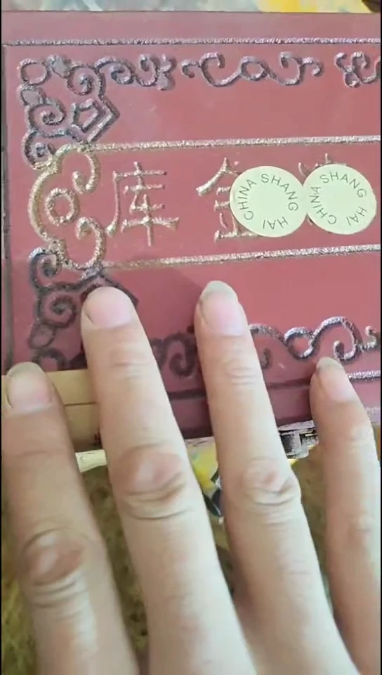 香榧木开封红色雕刻全全小盒子