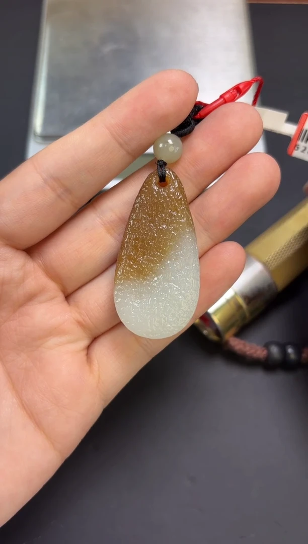 【闪购商品】和田玉吊坠(赠链)未镶嵌且末金山微色差吊坠