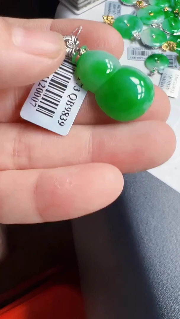 翡翠18K金镶嵌颈饰葫芦