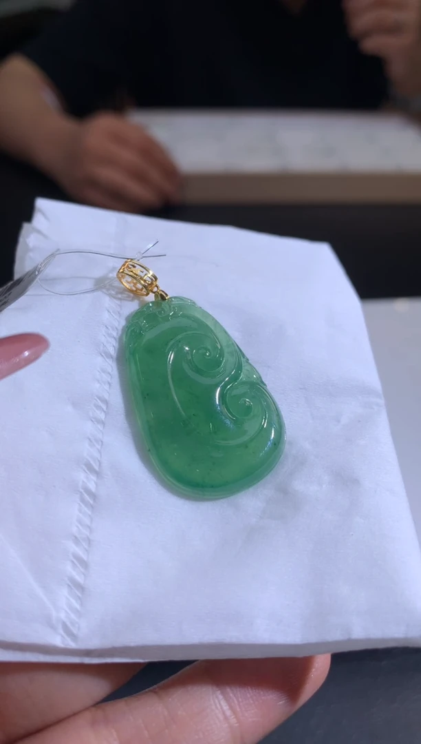 颈饰18K金镶嵌翡翠R****i翡翠