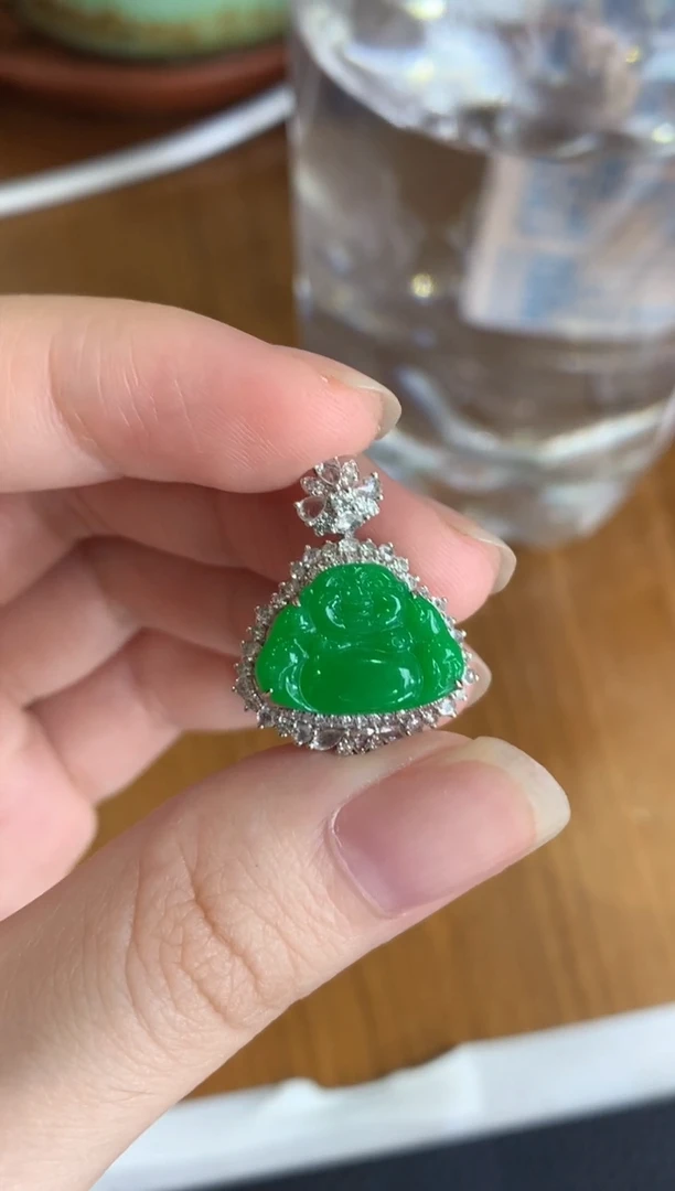 颈饰18K金镶嵌翡翠绿佛公