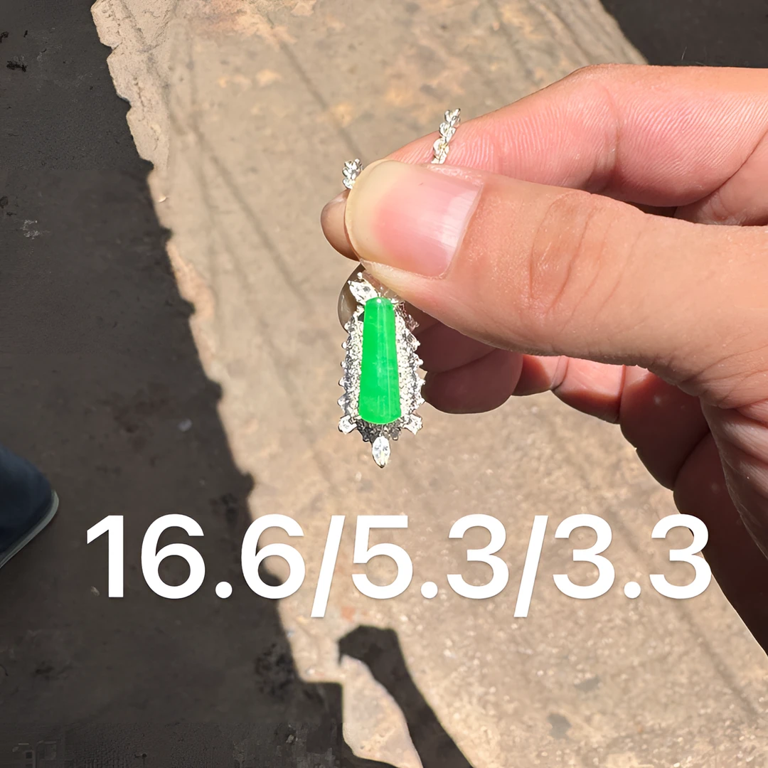 0818(小哪吒在源头)冰种翡翠木那阳绿无事柱干净肉细荧光足