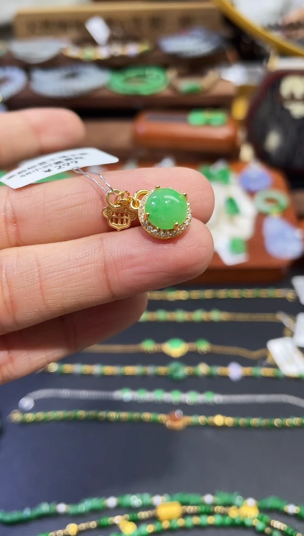 颈饰未镶嵌翡翠蛋面