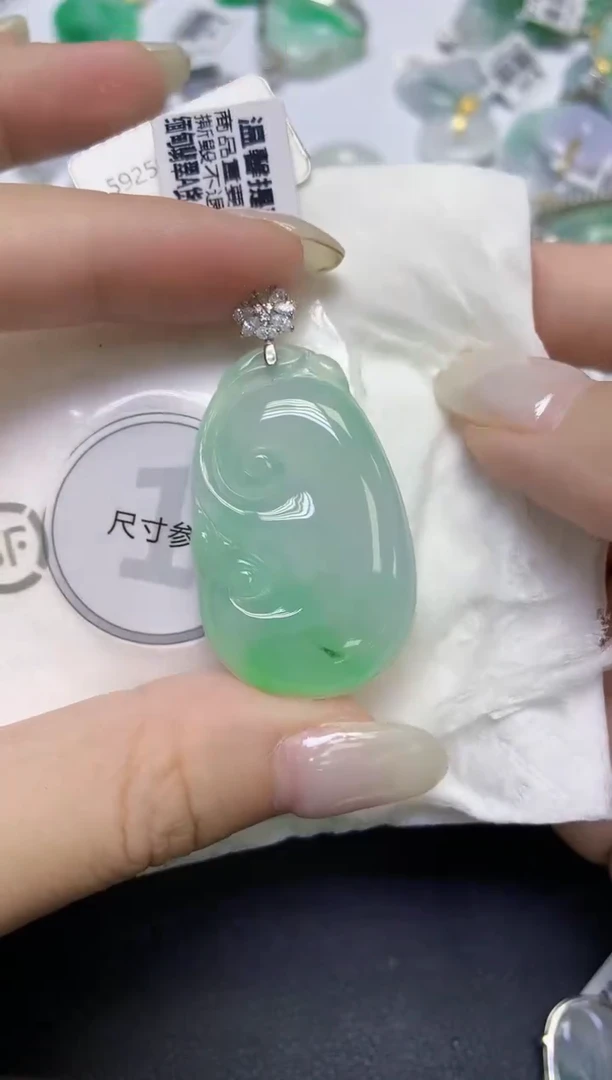 颈饰18K金镶嵌翡翠天然缅甸翡翠A货百元以上9元证书费自理