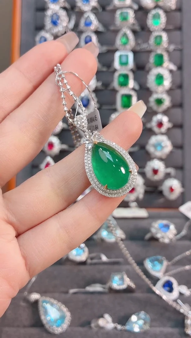 18K金镶嵌吊坠祖母绿-10.4克拉（不含链子）