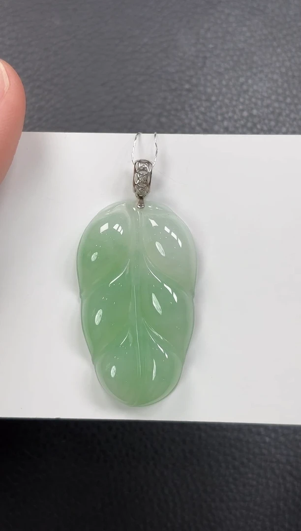 翡翠18K金镶嵌颈饰叶子