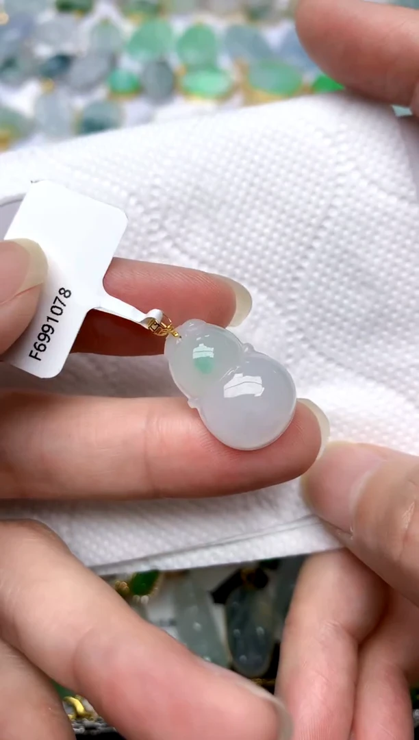 颈饰18K金镶嵌翡翠天然A货翡翠