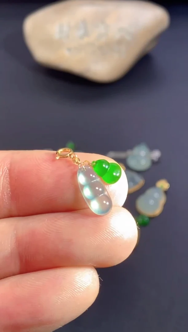 颈饰18K金镶嵌翡翠