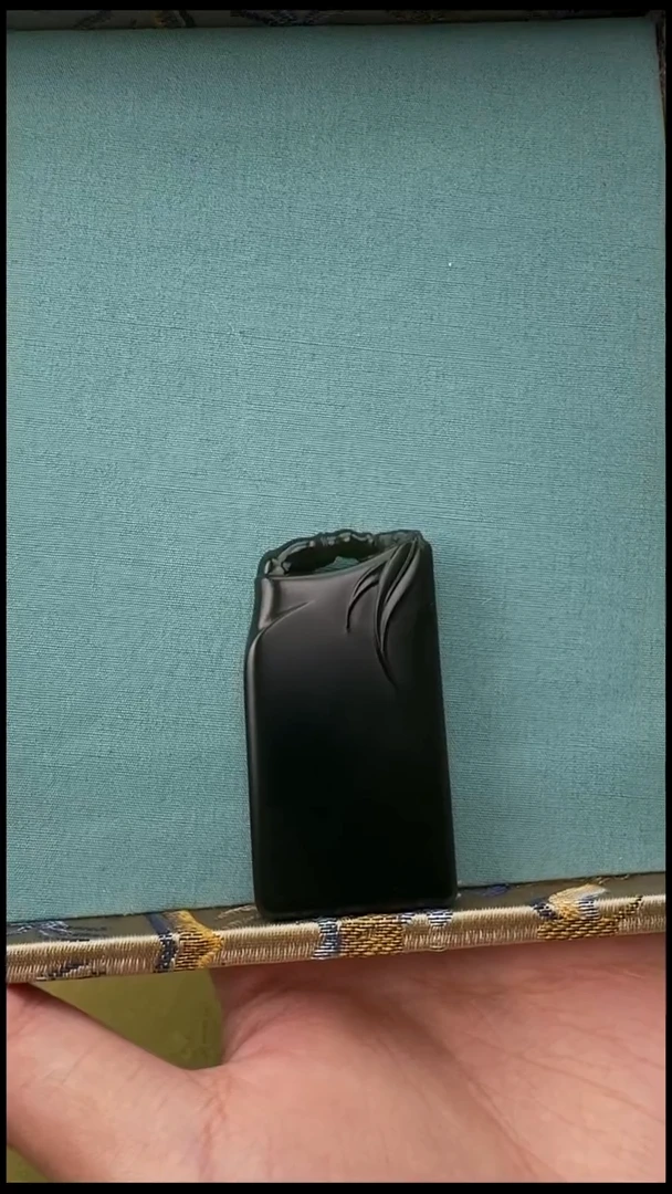 颈饰未镶嵌和田玉（青玉）黑青平安牌