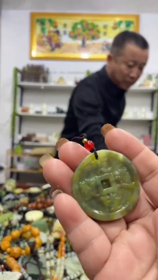 未镶嵌蛇纹石玉吊坠