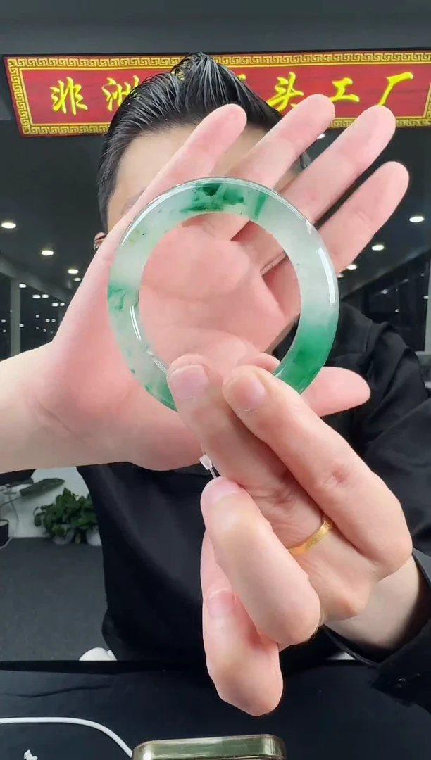 石英质玉（非洲翠）手镯未镶嵌96