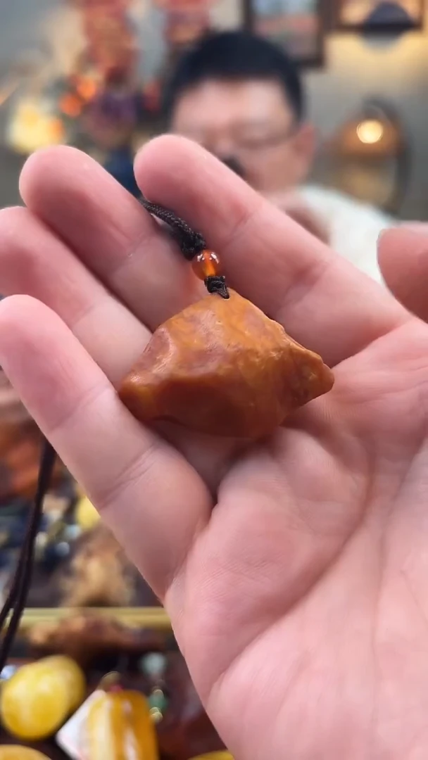 未镶嵌颈饰琥珀吊坠