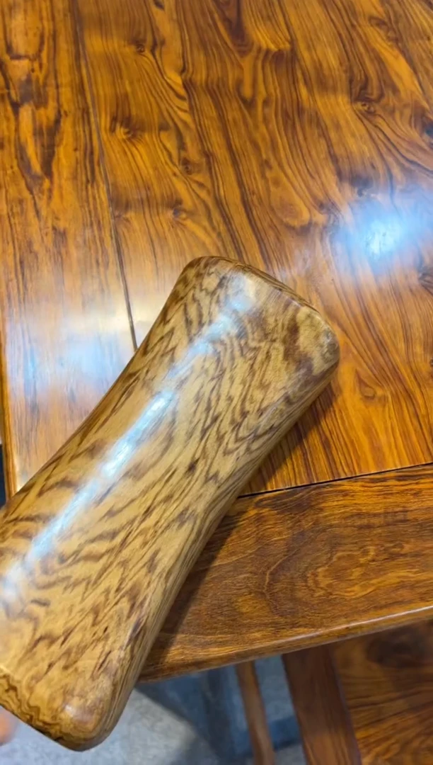 【闪购商品】花梨木类木雕木枕一个