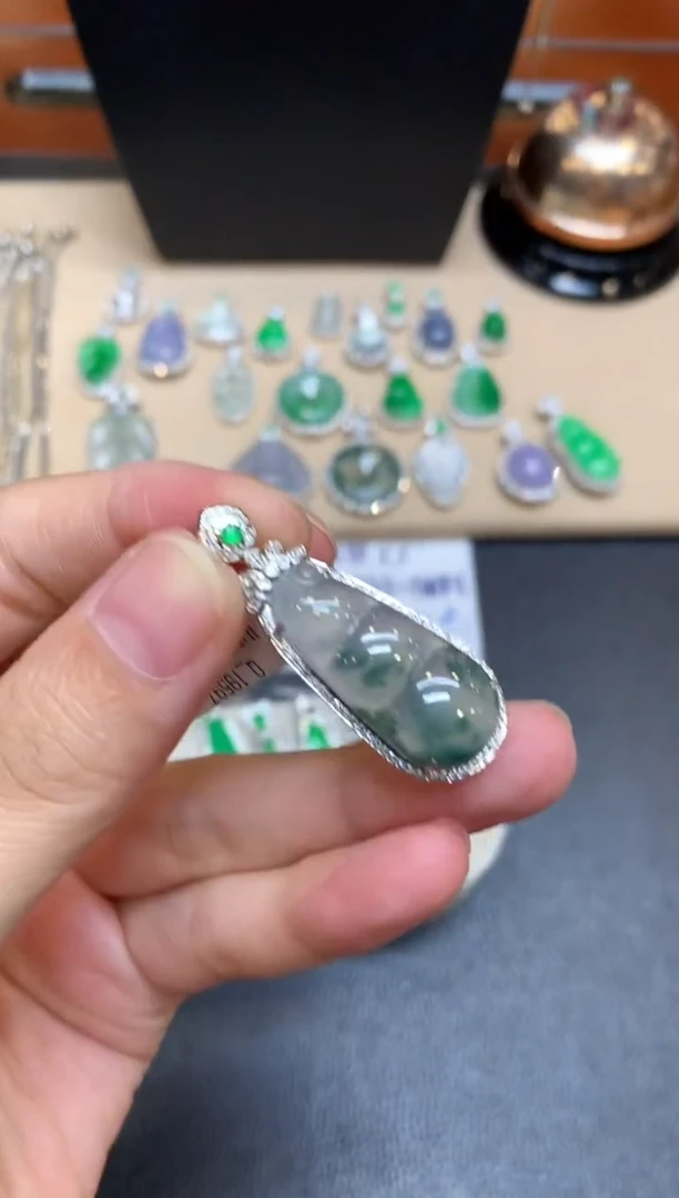 颈饰18K金镶嵌翡翠福豆【无服务费