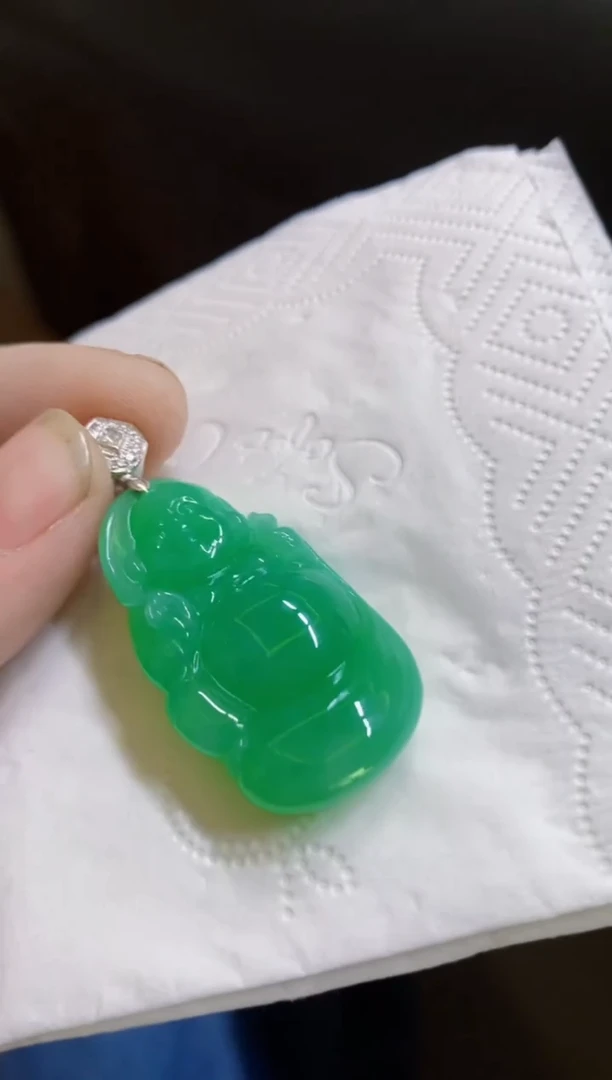 颈饰18K金镶嵌翡翠佛公