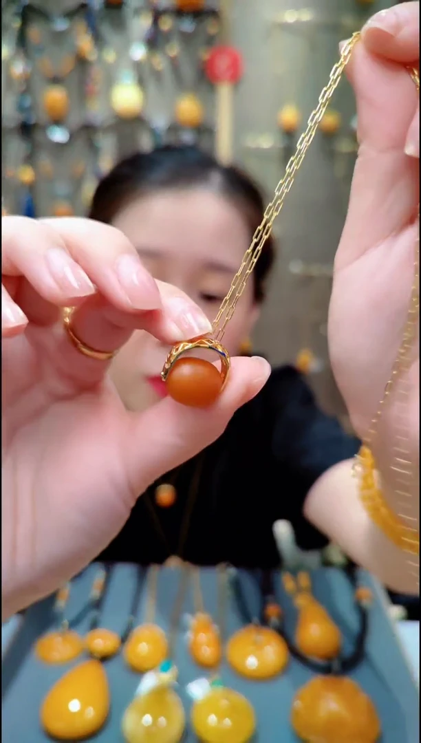 蜜蜡银S925镀金镶嵌珠宝奇石﹣F288蜜蜡吊坠路路通