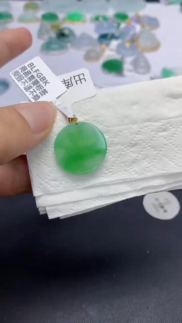 翡翠18K金镶嵌颈饰天然缅甸a货翡翠