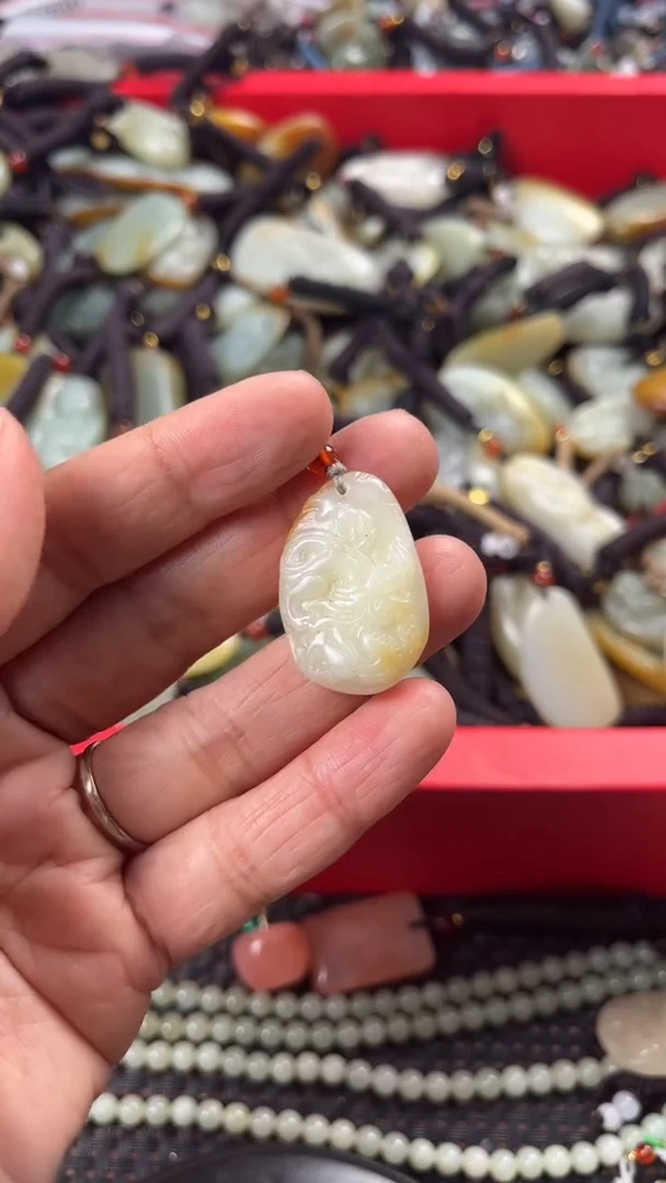 【闪购商品】和田玉颈饰未镶嵌多样性发货没有证书拍一发一有瑕