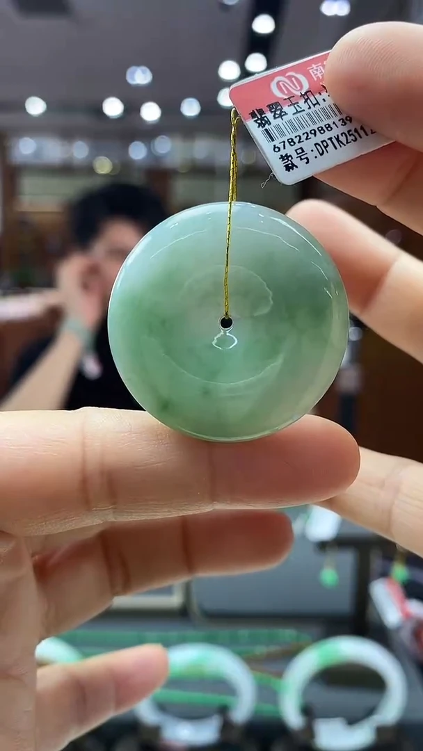 颈饰未镶嵌翡翠平安扣