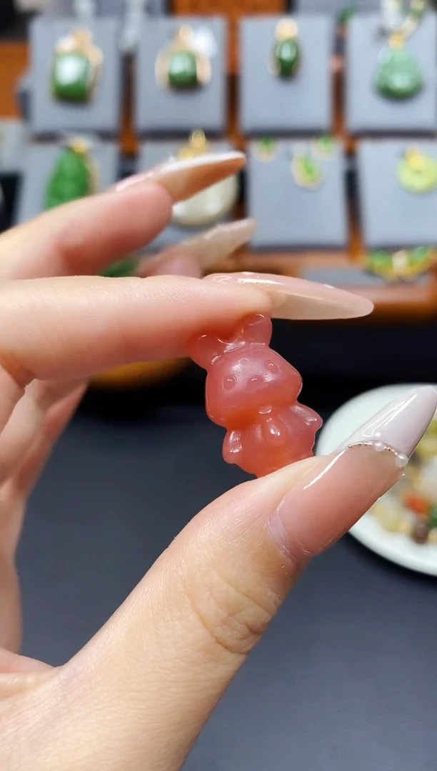 玛瑙/玉髓颈饰未镶嵌夏****?盐源兔兔吊坠