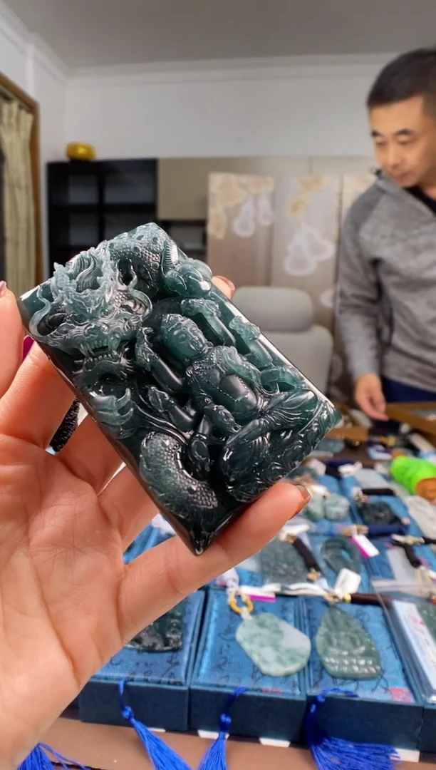 颈饰未镶嵌翡翠  多样性发其一