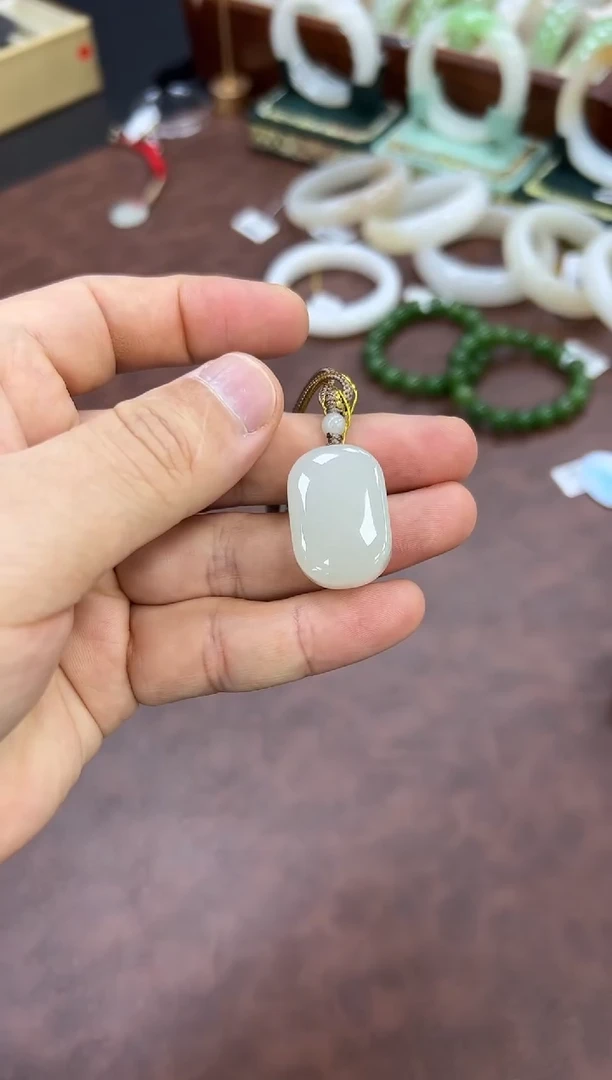 颈饰未镶嵌和田玉野牛沟无事牌