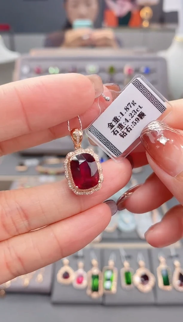 颈饰18K金镶嵌碧玺4.23