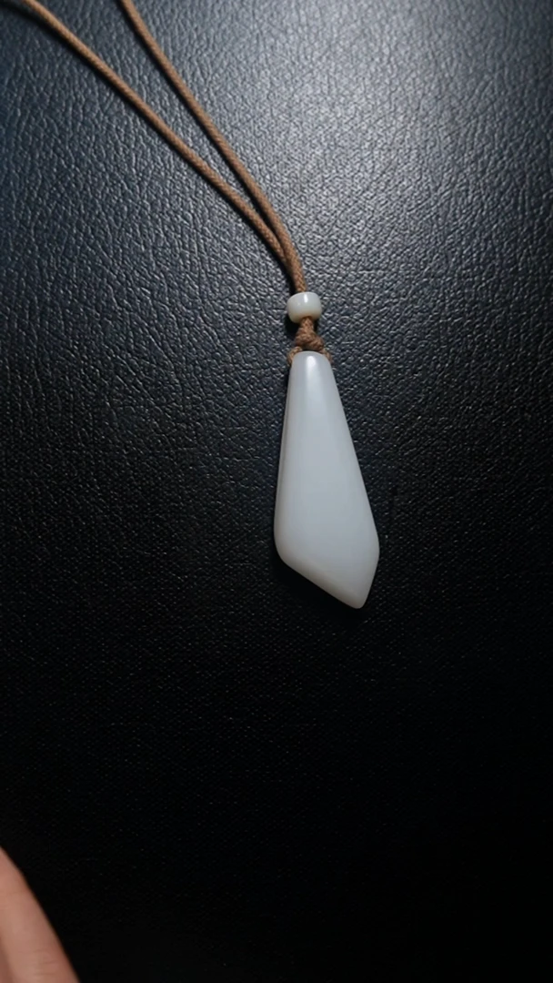 颈饰未镶嵌和田玉吊坠