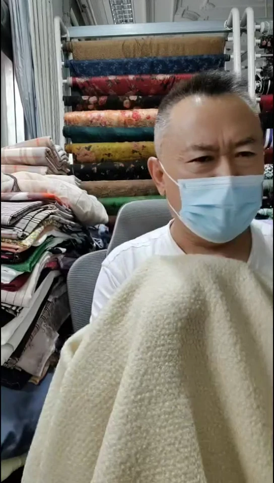 奶白花纹绒绒布料