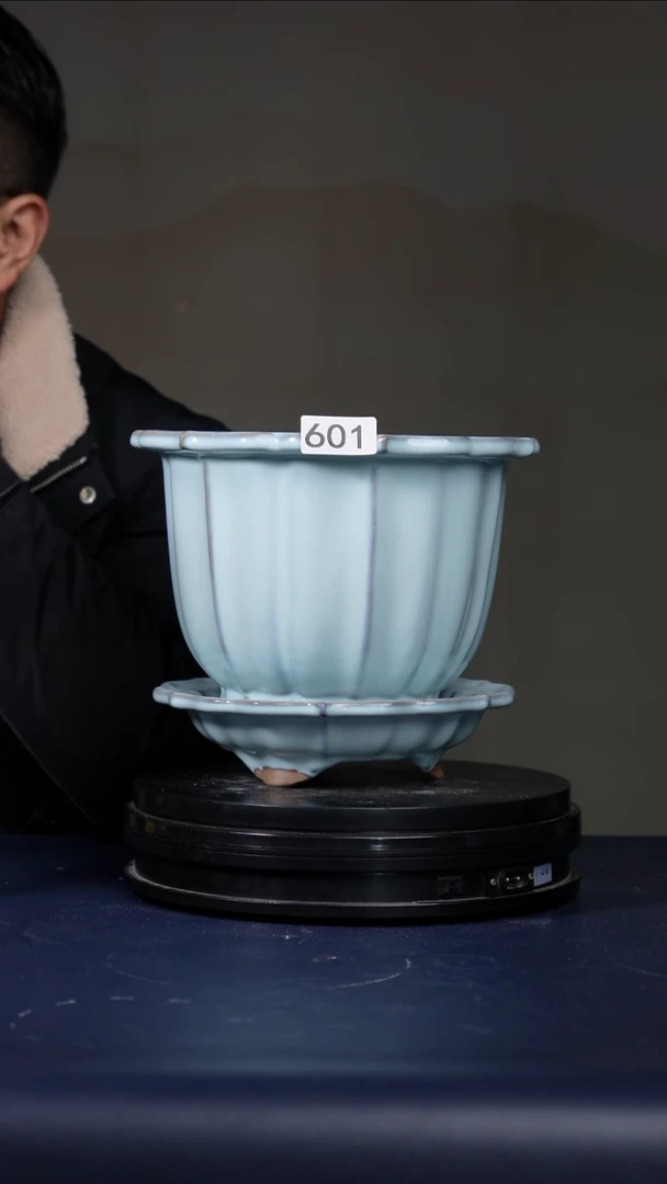 其他瓷孤****酒福利601号月白釉菱花盆