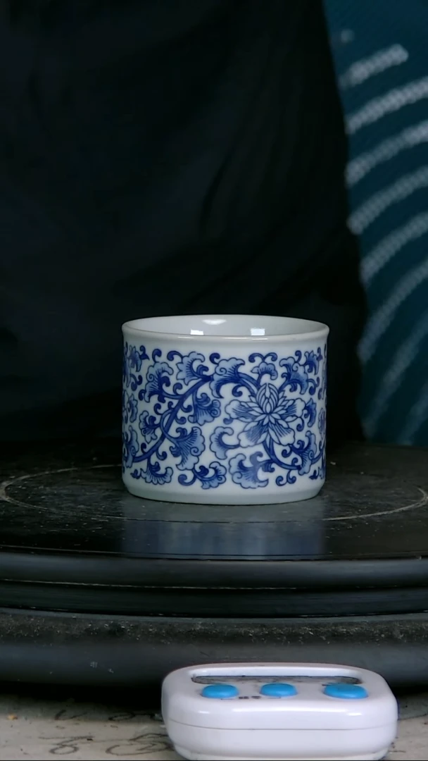 青花精绘花卉图杯