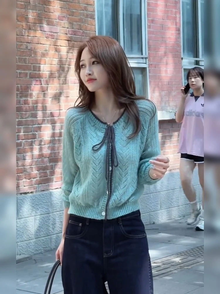 韩系氛围感早秋穿搭温柔风长袖上衣多巴胺蓝色系带镂空针织开衫女