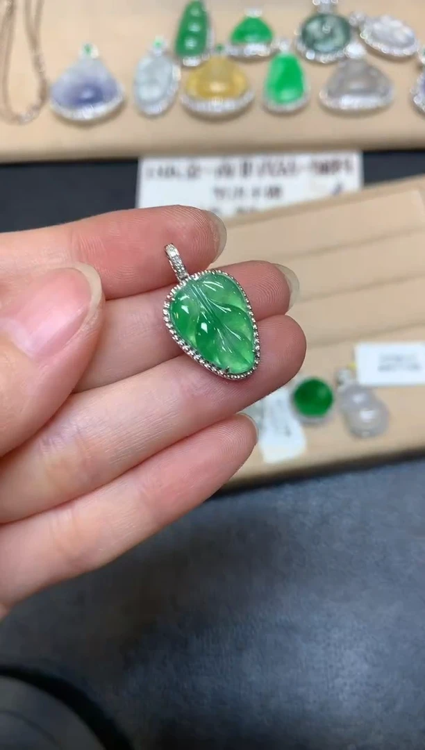 翡翠18K金镶嵌颈饰树叶【无服务费618