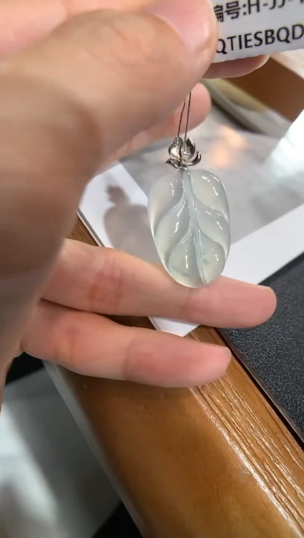 翡翠18K金镶嵌颈饰叶子