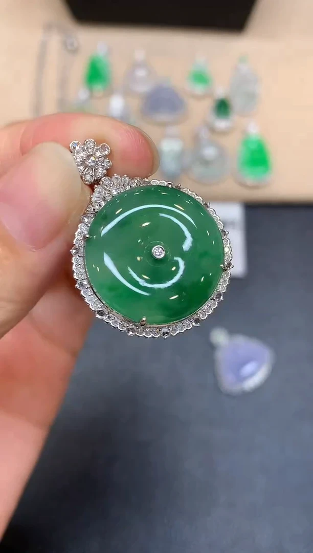 颈饰18K金镶嵌翡翠平安扣【无服务费