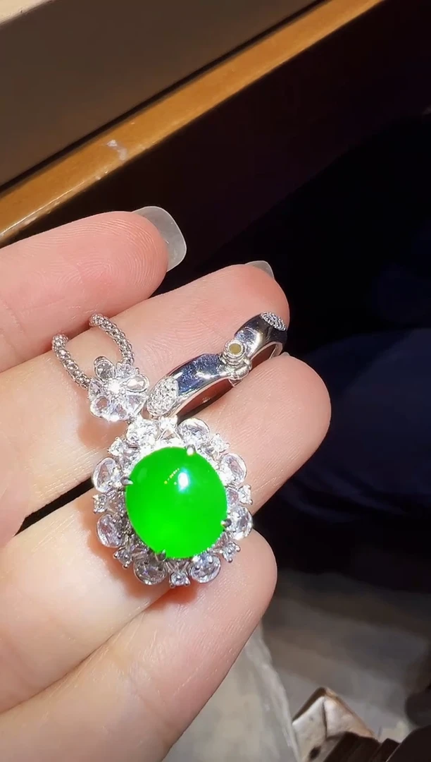 颈饰18K金镶嵌翡翠蛋面两用款