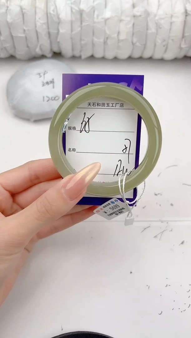 和田玉手镯未镶嵌65颜色微差无瑕疵