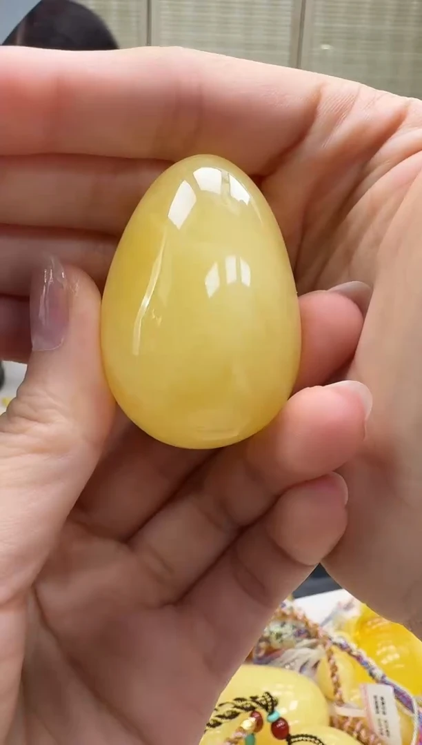 未镶嵌颈饰琥珀如图