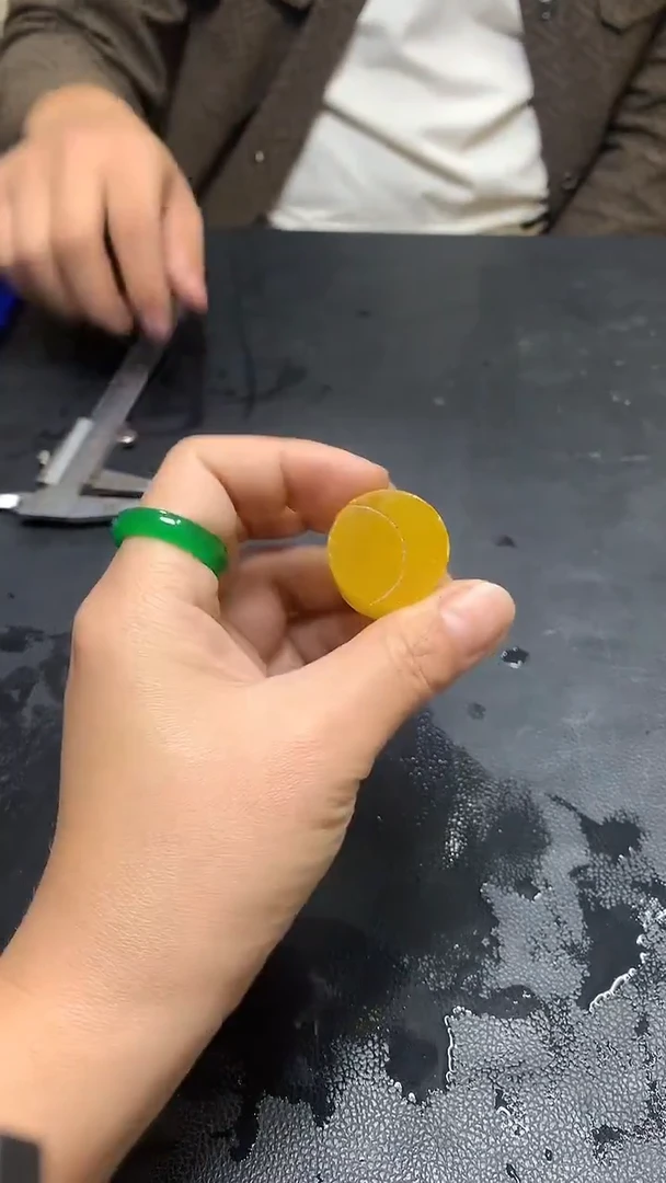 玉冰黄镯心毛胚一个