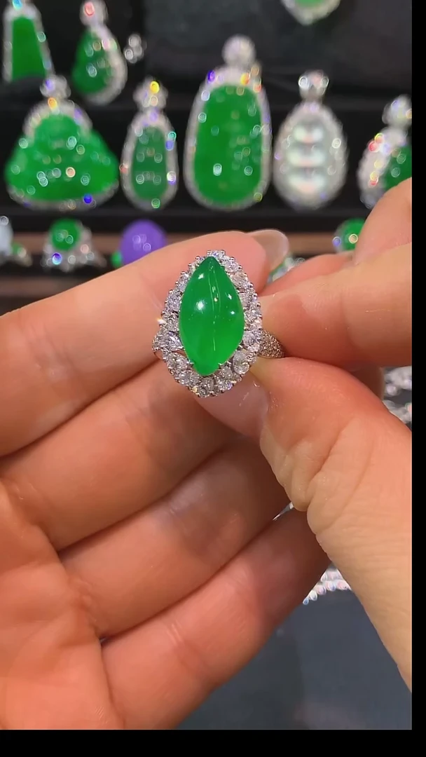 18K金镶嵌戒圈翡翠戒指