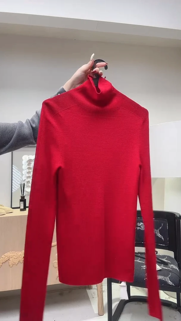 亮红色高领羊毛衫