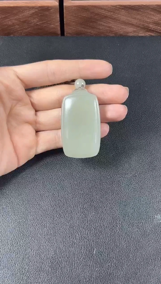 和田玉未镶嵌吊坠(赠链)且末微色差近矿吊坠