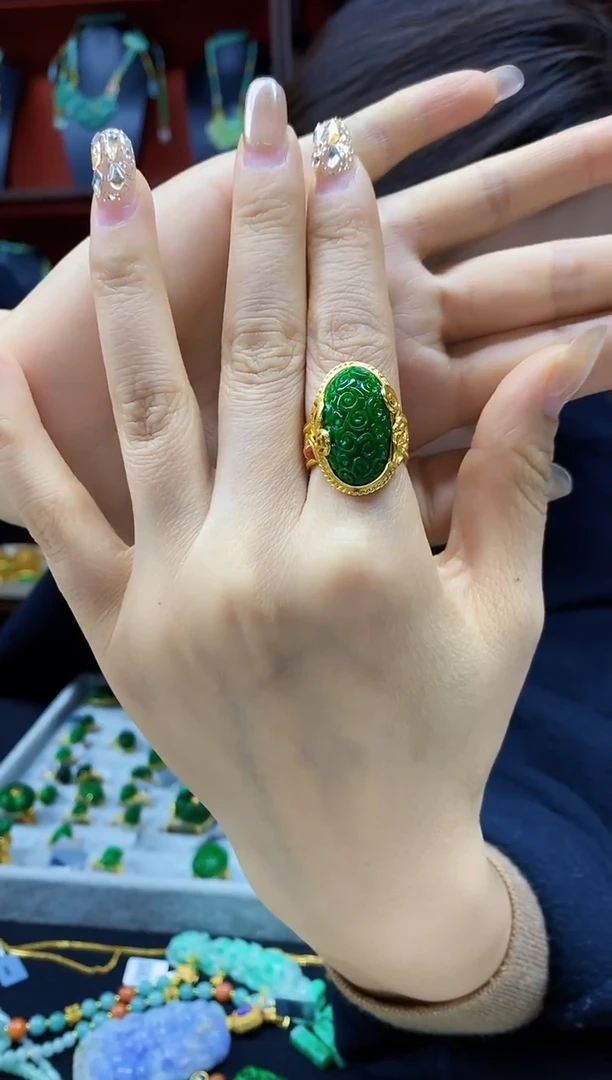 颈饰未镶嵌翡翠戒指