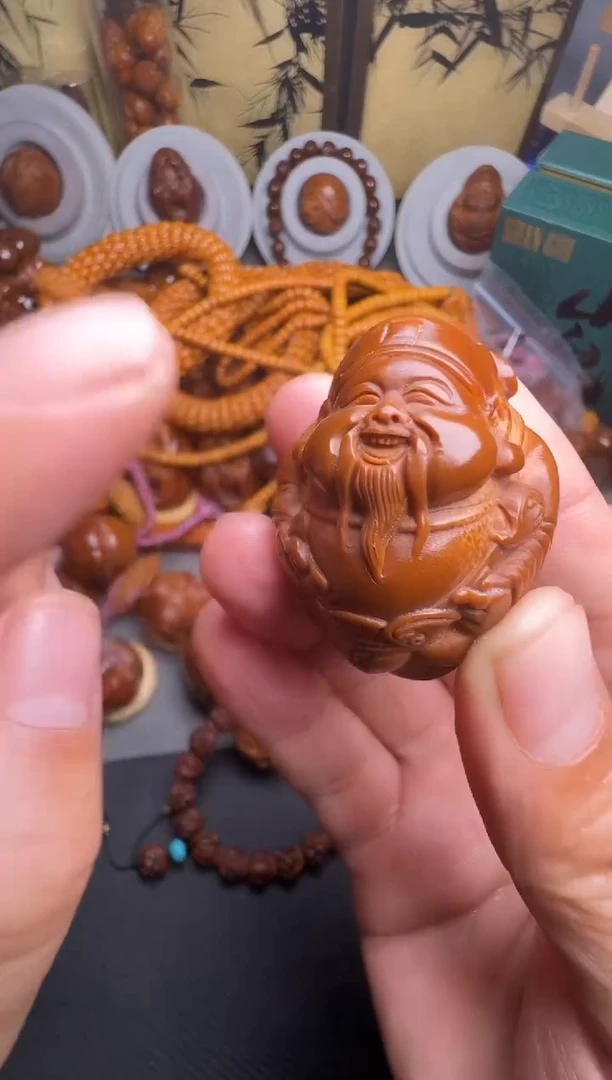 手串橄榄核财神爷一个