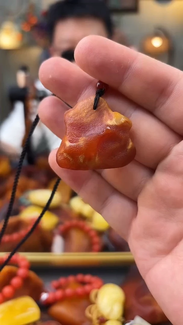 未镶嵌颈饰琥珀吊坠