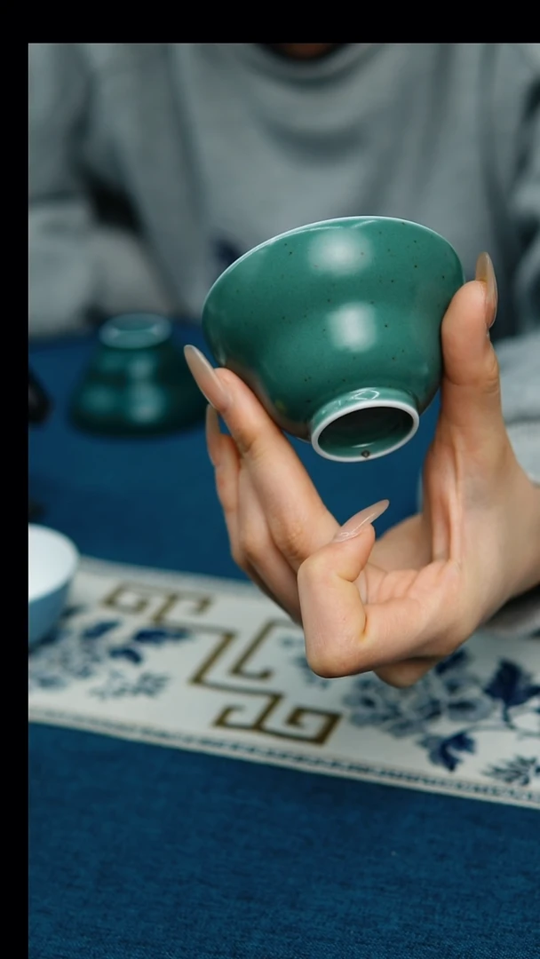 【闪购商品】微瑕墨绿折腰杯 介意勿拍，不退不换