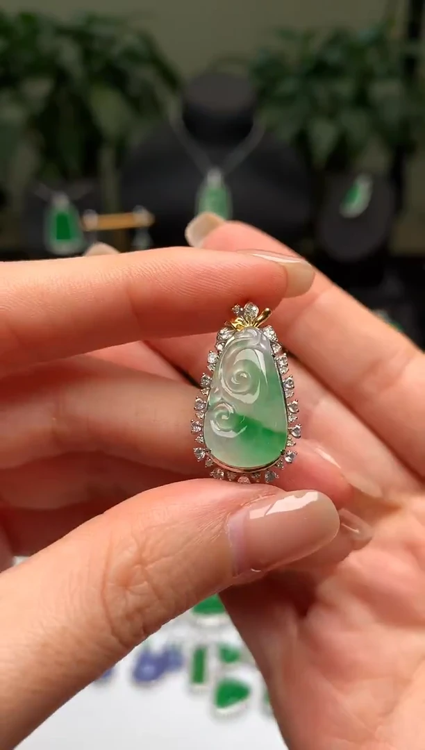 颈饰18K金镶嵌翡翠如意