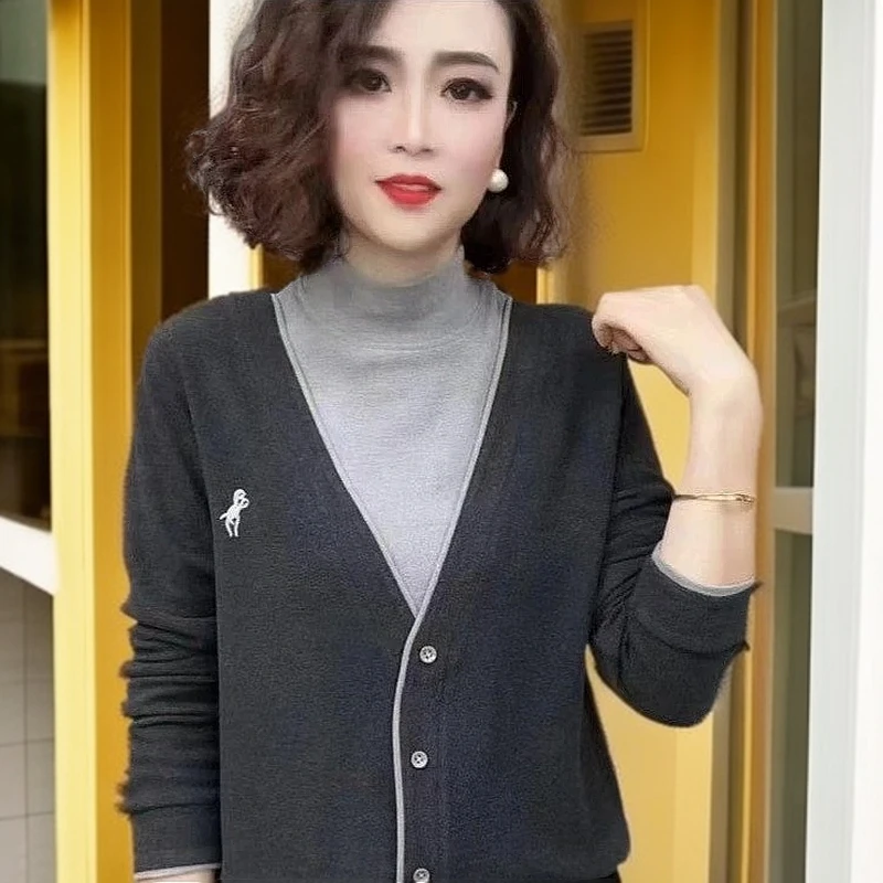 德绒长袖t恤女秋冬新款假两件半高领刺绣上衣时尚减龄保暖打底衫