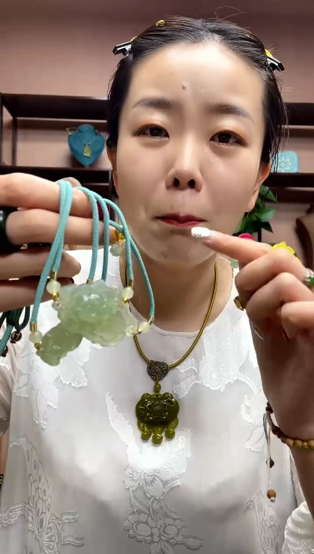 岫玉未镶嵌吊坠多样性发货发其中之一