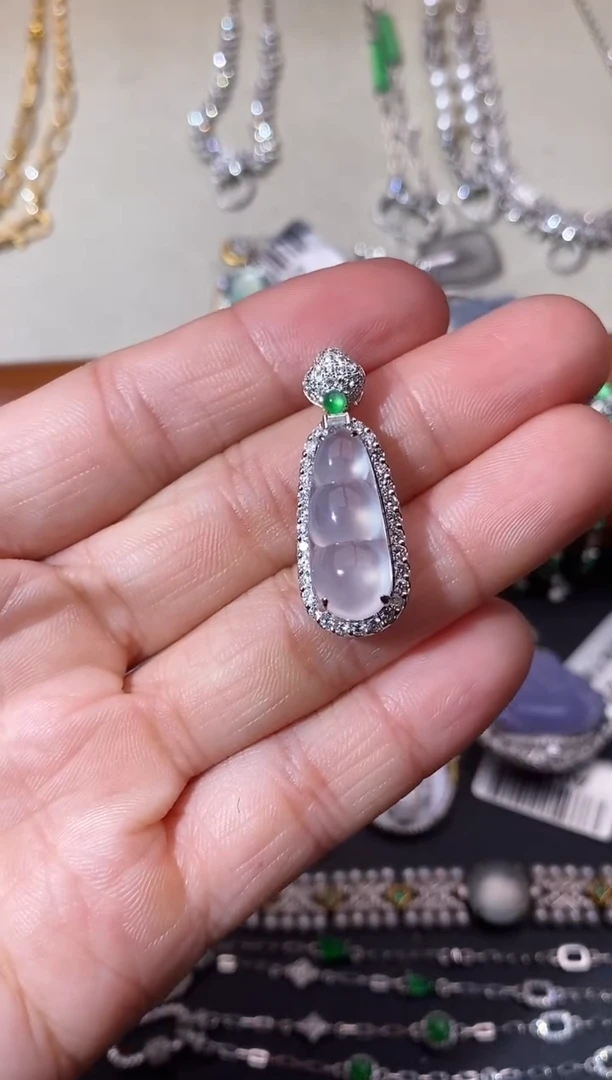 翡翠18K金镶嵌颈饰吊坠